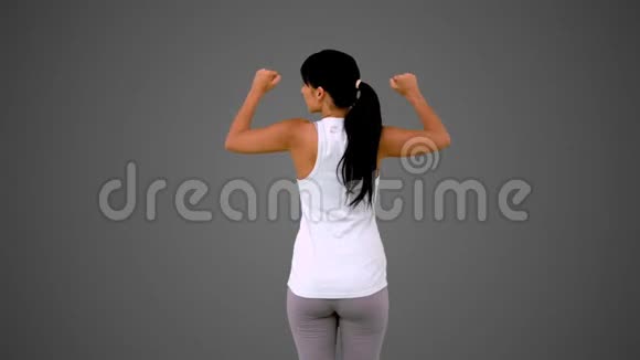 适合深色头发的女人收紧手臂肌肉视频的预览图