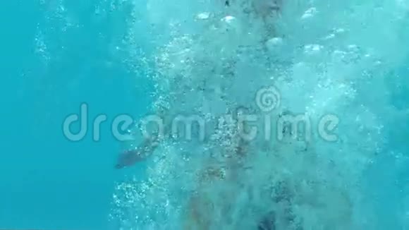 布吕内特女人在水下漂浮着蓝色泳衣视频的预览图