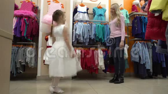 妈妈和女儿在服装店买衣服视频的预览图
