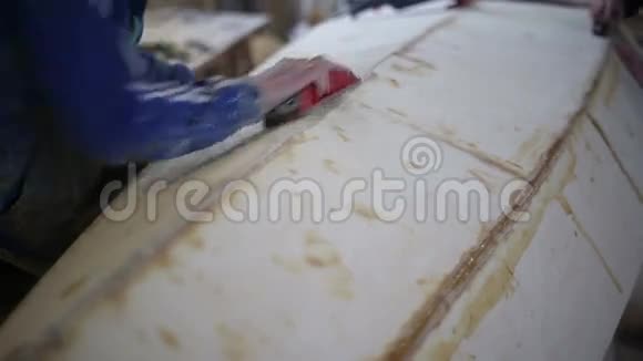 木匠们在船厂修了一艘木船视频的预览图