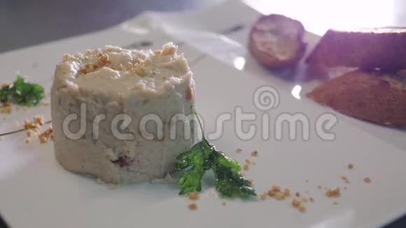 厨师在白色盘子上用烤牛排装饰兔子酱视频的预览图