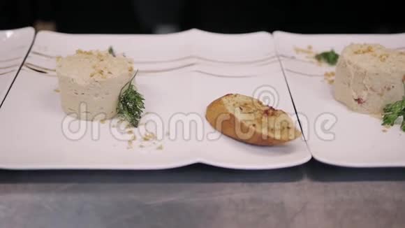 厨师在白色盘子上用烤牛排装饰兔子酱视频的预览图