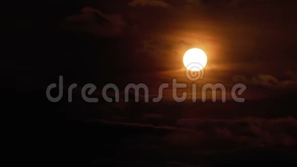 夕阳红的大太阳落山躲在天上飘来的云朵后面视频的预览图