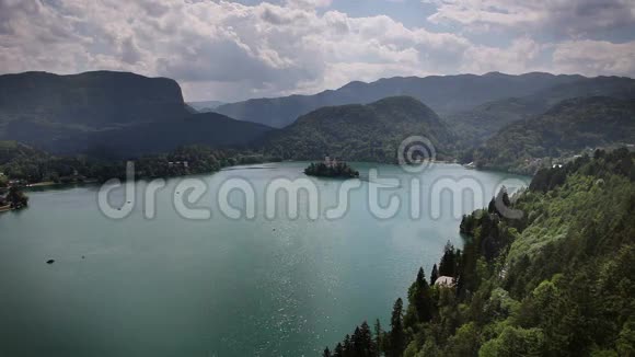 布莱德湖全景拍摄群山环绕视频的预览图