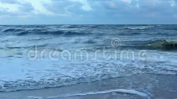 海滩上的风暴暗波视频的预览图