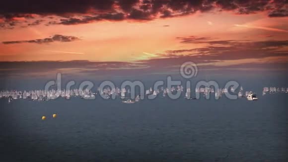 帆船比赛加上日出前美丽的云层的时间圈视频的预览图