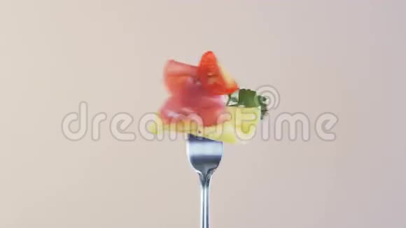 带火腿奶酪和鸡尾酒番茄杏仁背景的旋转叉子视频的预览图