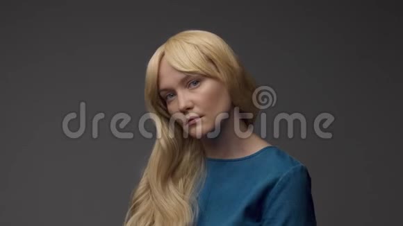 北欧金发模特在工作室与戏剧性的顶级灯光金发碧眼的长发视频的预览图