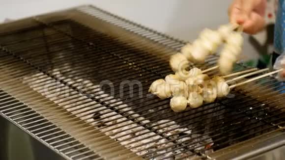 国家亚洲街头食品在宗甸夜市在棍子上烧烤泰国芭堤雅视频的预览图