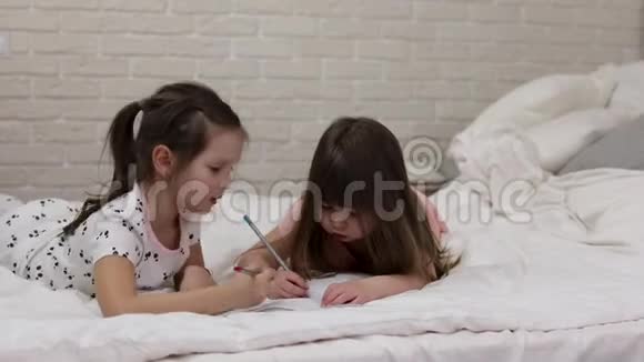 孩子们躺在床上画画视频的预览图