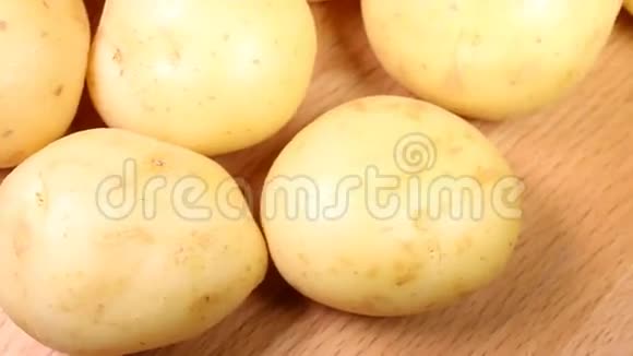 黑色背景上的黄色土豆视频的预览图