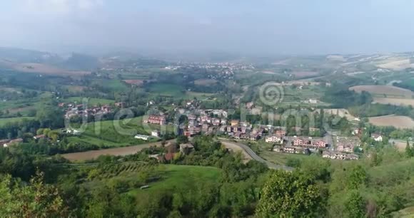 青山之间山谷中的一个小镇从上面俯瞰从空中俯瞰全景欧洲视频的预览图