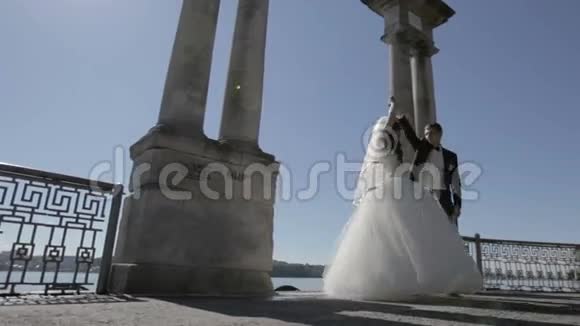 湖边的婚礼舞视频的预览图