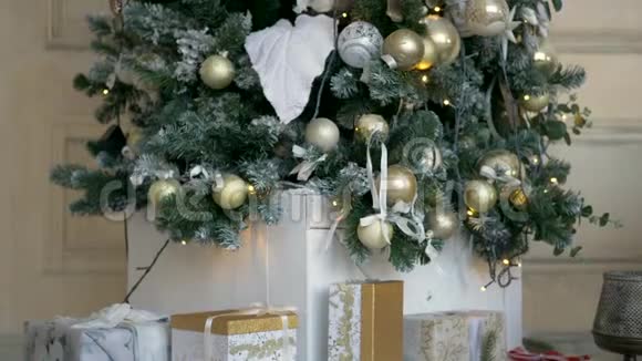 节日圣诞树在装饰好的房间里视频的预览图