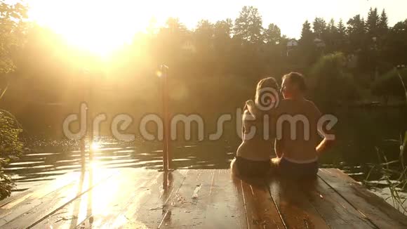 一对浪漫的情侣坐在河坞里自拍视频的预览图