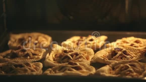 烤箱烤盘中的松饼视频的预览图