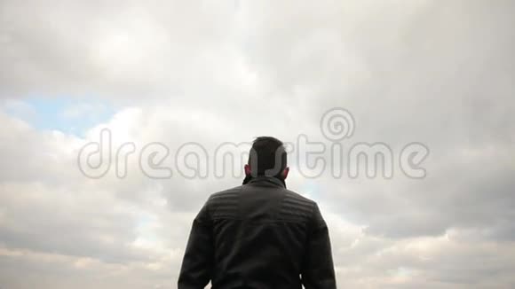 一个云背景下的人视频的预览图
