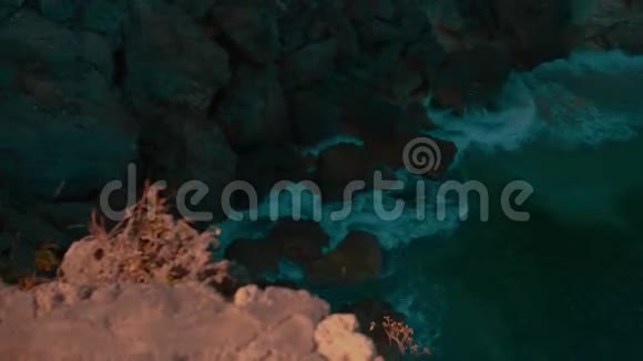 从悬崖上看海浪冲击岩石视频的预览图