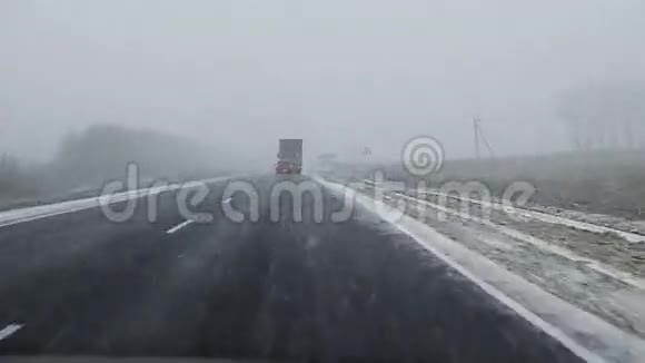 在暴风雪中乘坐高速公路视频的预览图