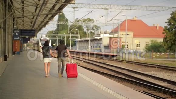一对夫妇带着手提箱在火车站跑视频的预览图