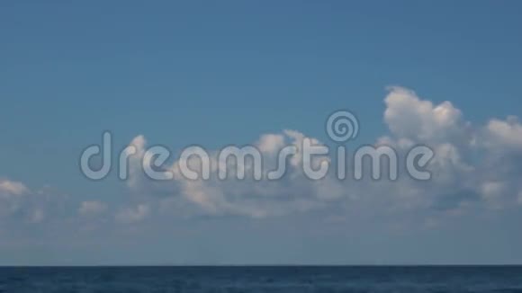 在海洋和蓝天中移动的云视频的预览图