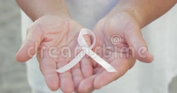 手握乳腺癌认知丝带视频的预览图