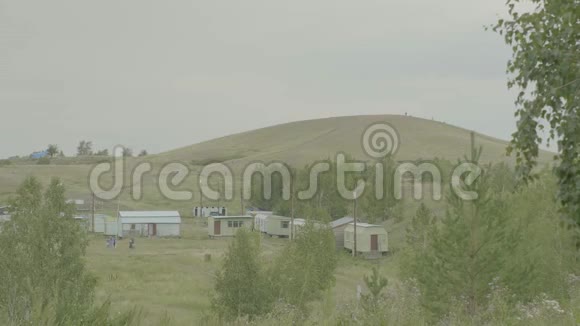 这个村庄位于山区的高山和草地上是高地的一个小定居点视频的预览图