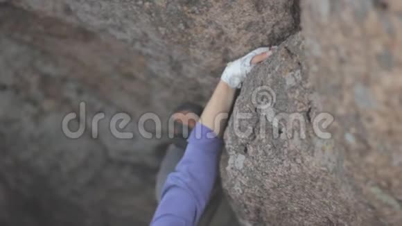 登山者攀登视频的预览图