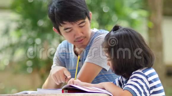 小亚洲女孩爸爸在做作业视频的预览图