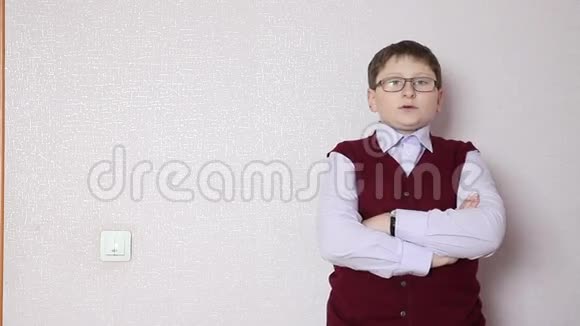 戴眼镜的男孩站在墙上视频的预览图