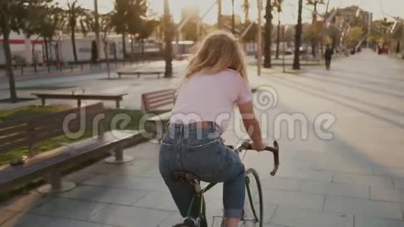 日落时分她的城市老式自行车上的漂亮女孩视频的预览图