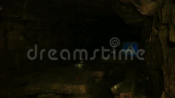 地下研究人员在地下隧道中攀爬通过路标视频的预览图