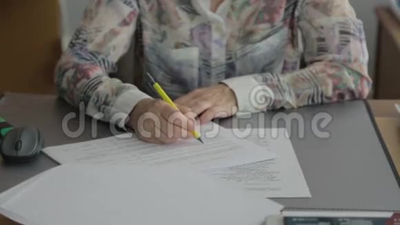 一个女人的特写她的手在纸上写着视频的预览图