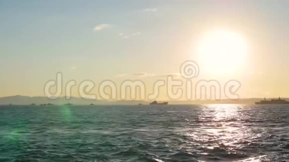 海边美丽的日落全景日落时的军舰视频的预览图
