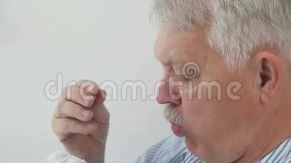 老人吃薯片视频的预览图