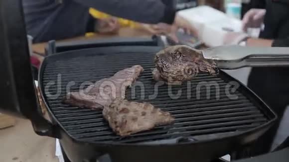 烧烤牛排在热烤架上视频的预览图