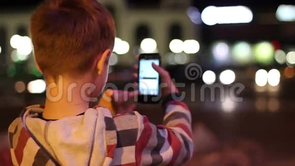 智能手机人晚上打手机视频的预览图