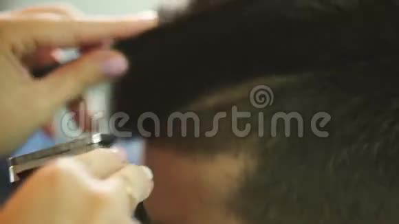 理发师用剪刀使头发部分视频的预览图