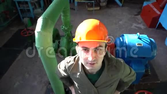 工厂年轻英俊的工程师视频的预览图