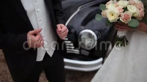 新娘带着花束新郎靠近复古车视频的预览图