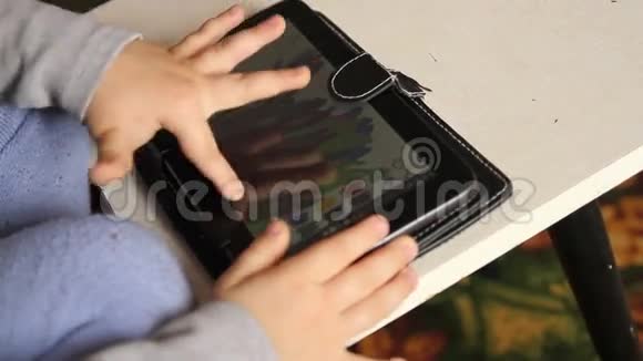 宝宝手指玩平板触屏视频的预览图