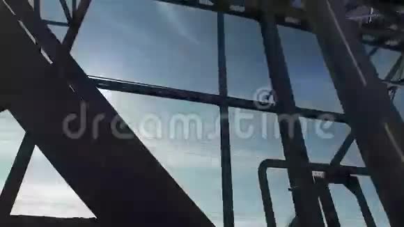 在金属桥上旅行金属结构在天空中闪现视频的预览图