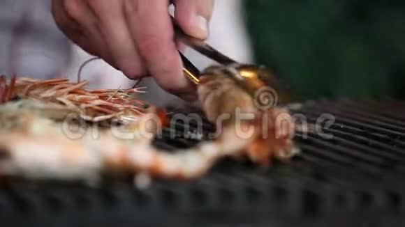 餐厅厨师烤鲜虾视频的预览图