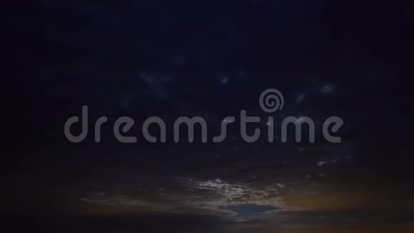 乌云正在转换和移动穿过夜空和月亮时间推移视频的预览图