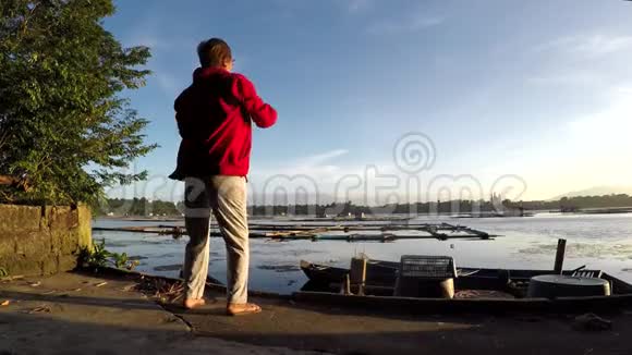 成熟的女人在湖岸跳舞剪影视频的预览图