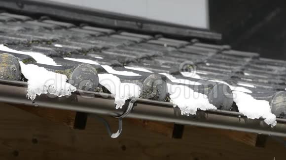 瓷砖屋顶上融化的雪视频的预览图