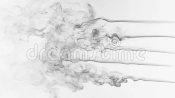白色背景上的五行黑烟很漂亮的烟线视频的预览图