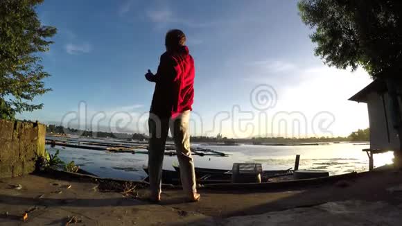 成熟的女人在湖岸跳舞剪影视频的预览图