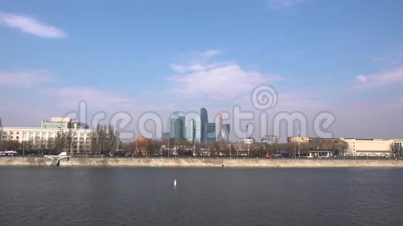 从河堤上俯瞰莫斯科市商务中心视频的预览图