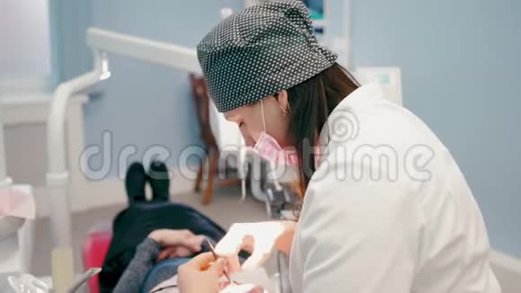 牙医在牙科诊所治疗妇女牙齿视频的预览图